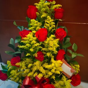 Piramide por 12 rosas y solidago R38