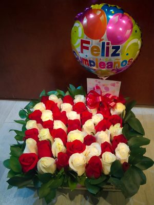 Caja por 50 rosas y globo R90