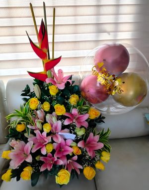 Pirámide lirios(Color a disponibilidad). Rosas y heliconia con globo burbuja R172